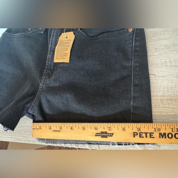 Levi’s Black High Rise Hypersoft Cutoff Frayed Denim Shorts NWT Size 27 - Picture 4 of 12